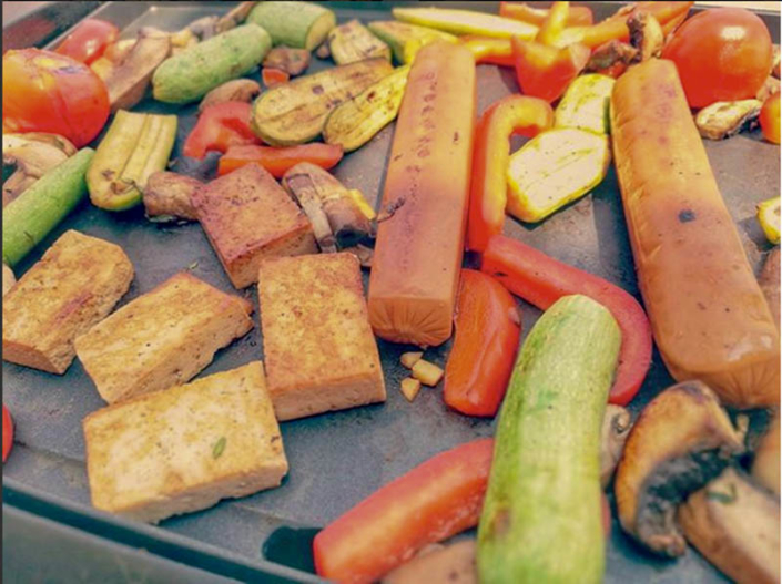 Comment faire un barbecue vegan ? Astuces et recettes